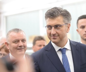 25.07.2019., Prelog - Predsjednik Vlade Andrej Plenkovic u pratnji ministra gospodarstva, poduzetnistva i obrta Darka Horvata posjetio je tvrtku Sestan&Busch i na poklon dobio vojnicku kacigu. Photo: Vjeran Zganec Rogulja/PIXSELL