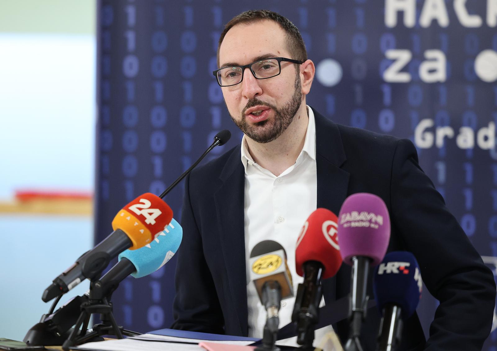 26.01.2022., Zagreb, Velesajam, Zicer - Gradonacelnik Grada Zagreba Tomislav Tomasevic predstavio je otvoreni proracun Grada Zagreba putem platforme Zagreb Smart City Hub, te ujedno najavio hackathon „Hackl“ za otvoreni proracun Grada. Temeljni cilj Smart City Hub Grada Zagreba je jedinstvenom platformom objediniti dosadasnja rjesenja s ciljem bolje povezanosti s podruznicama, ustanovama i trgovackim drustvima kojima je osnivac Grad Zagreb, pruzajuci na taj nacin alat za internu i eksternu suradnju te razmjenu podataka.  Photo: Marko Prpic/PIXSELL