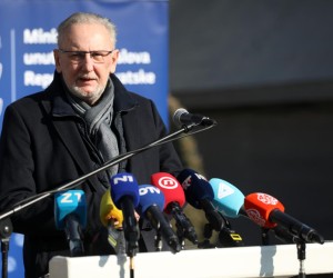 28.01.2022., Zagreb - Pimopredaja vozila za ocevide prometnih nesreca koja su nabavljena putem Nacionalnog programa sigurnosti cestovnog prometa. Kroz navedeni projekt isporucuje se i jedno vozilo koje ce koristiti inspektori cestovnog prometa pri Ministarstvu mora prometa i infrastrukture. Ministar Davor Bozinovic. Photo: Marin Tironi/PIXSELL