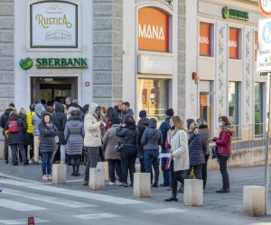 28.02.2022., Pula - Iz sata u sat se povecava guzva ispred Sberbanke nakon odluke HNB-a koji je proglasio i uveo  dvodnevni moratoriji na Sberbanku tako da ce gradjani moci dnevno raspolagati sa 7280 kuna. Photo: Srecko Niketic/PIXSELL