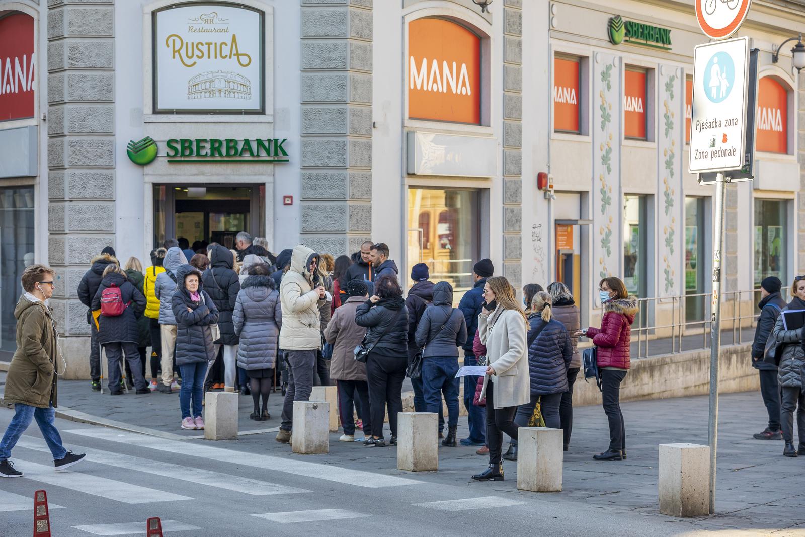 28.02.2022., Pula - Iz sata u sat se povecava guzva ispred Sberbanke nakon odluke HNB-a koji je proglasio i uveo  dvodnevni moratoriji na Sberbanku tako da ce gradjani moci dnevno raspolagati sa 7280 kuna. Photo: Srecko Niketic/PIXSELL