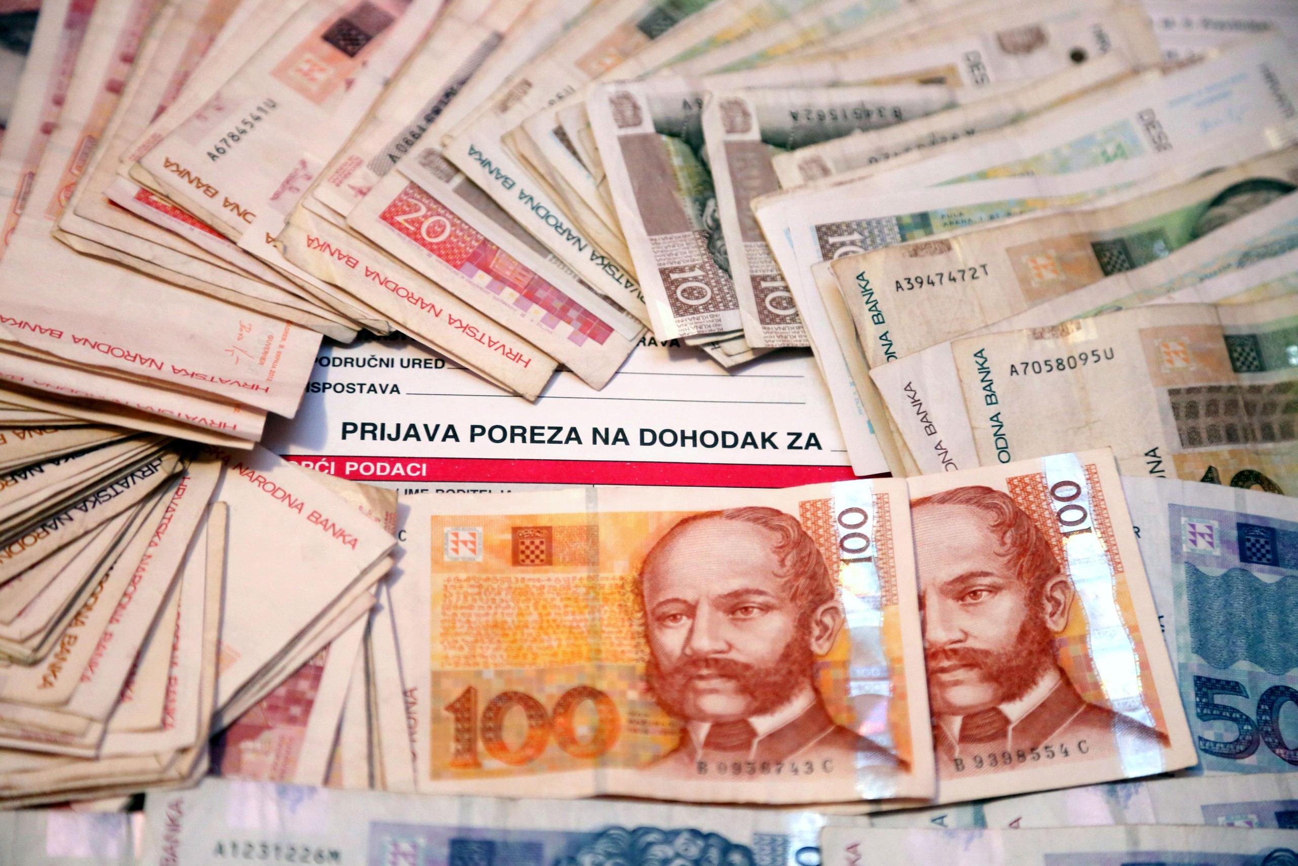 29.01.2016., Sibenik - Za razliku od dosadasnje prakse oko podnosenja prijave poreza, Porezna uprava ce u 2016. godini primijeniti poseban postupak utvrdjivanja godisnjeg poreza na dohodak za 2015. godinu za porezne obveznike. Poseban postupak ustvari znaci da vecina poreznih obveznika nema obvezu samostalno, do kraja veljace, predavati godisnju poreznu prijavu, vec obracun za njih automatski rade poreznici. Obrazac za prijavu poreza. "nPhoto: Dusko Jaramaz/PIXSELL