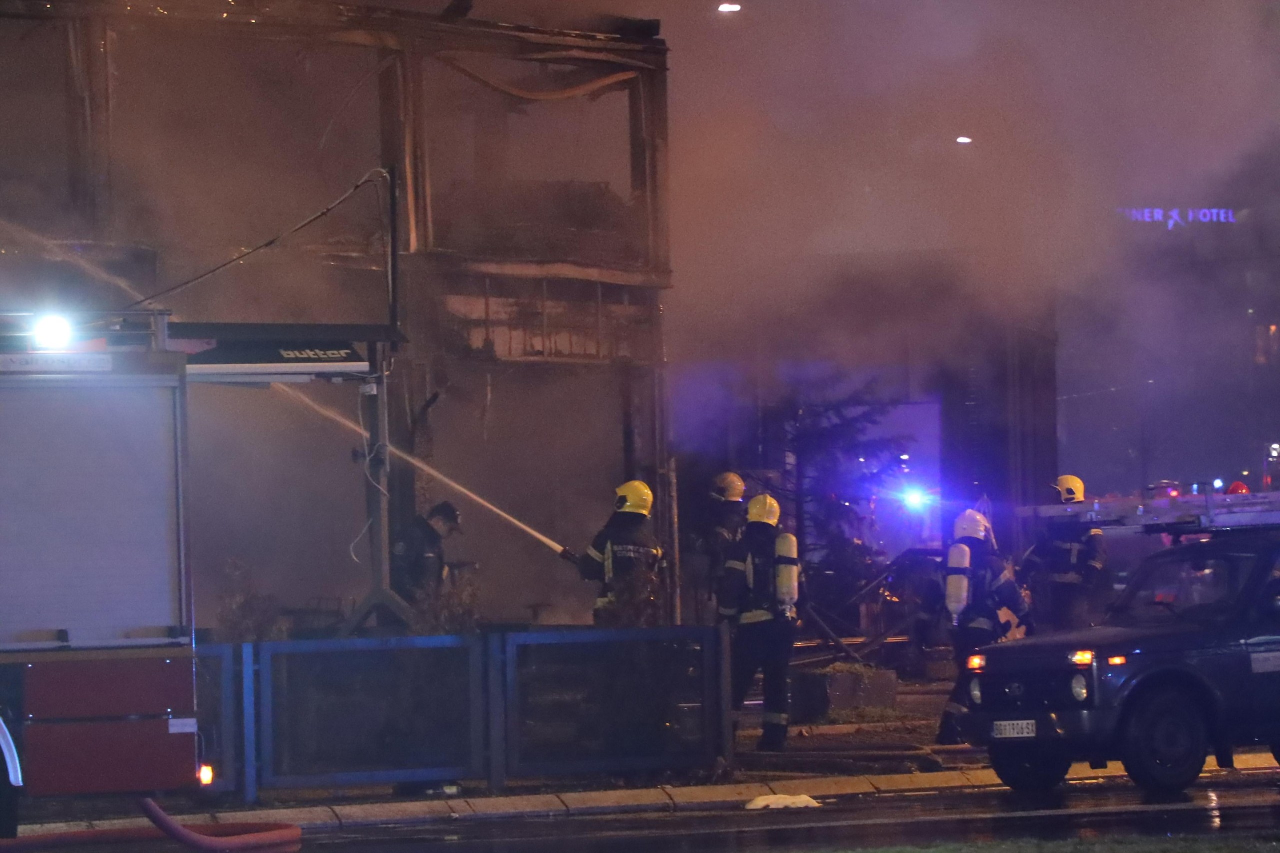 29, December, 2021, Belgrade - In Omladinskih brigada Street, there was an explosion and a fire in the Kosnica restaurant, which burned down, the flames engulfed three other buildings, and there are injured in the fire. Photo: Mateja Stanisavljevic/ATAImages

29, decembar, 2021, Beograd - U Ulici Omladinskih brigada je doslo do eksplozije i pozara u restoranu Kosnica koji je ceo izgoreo,  plamen je zahvatio jos tri objekta, a u pozaru ima povredjenih. Photo: Mateja Stanisavljevic/ATAImages Photo: Mateja Stanisavljevic /ATAImages/PIXSELL