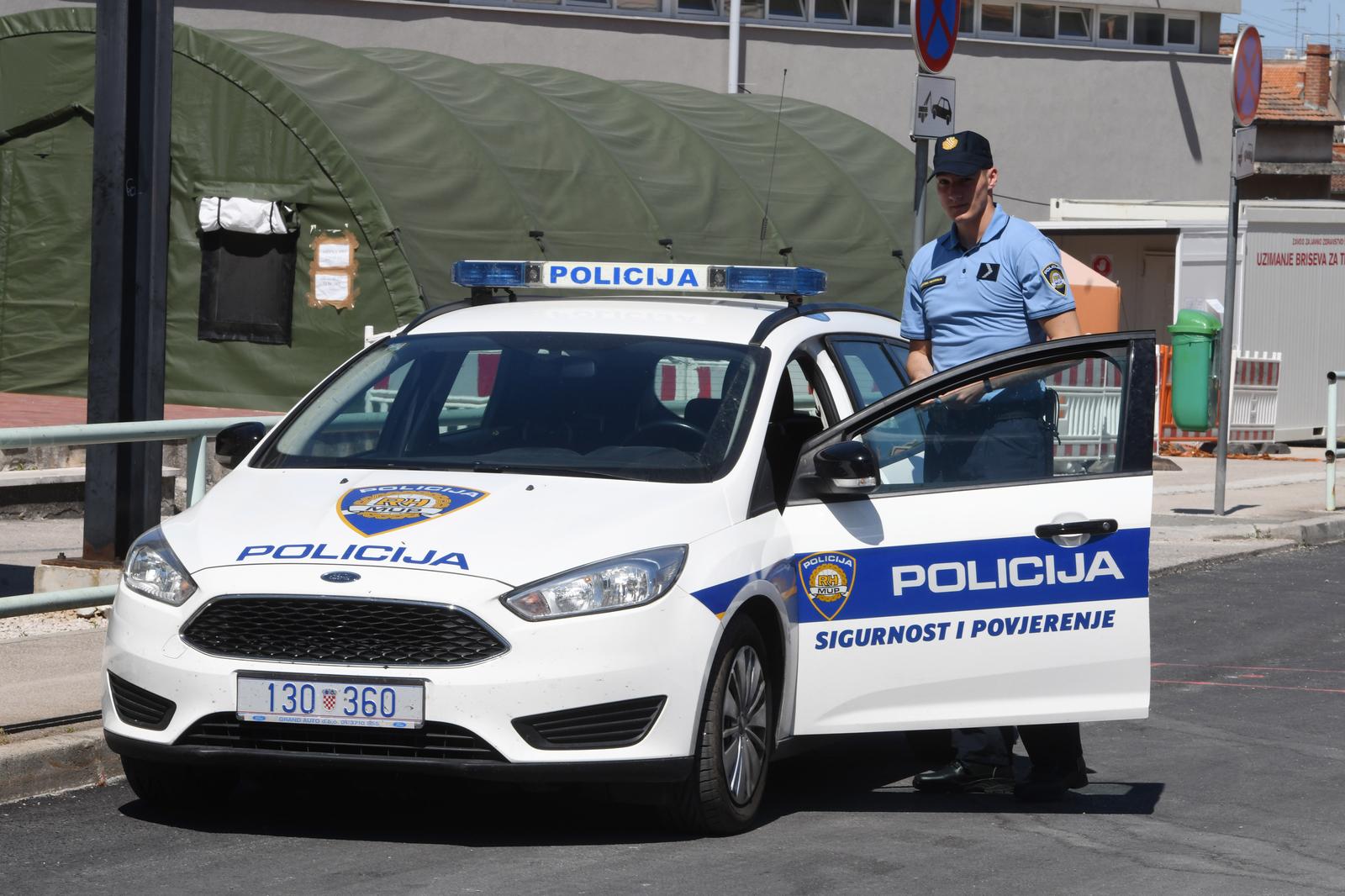 30.05.2021., Sibenik - Zbog prometne nesreca koja se rano jutros dogodila na autocesti Zagreb-Split, a kojoj su navodno sudjelovali migranti veci broj policijskih sluzbenika Sibensko-kninske zupanije ispred sibenske bolnice.rPhoto: Hrvoje Jelavic/PIXSELL
