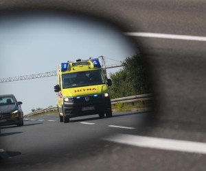 30.07.2021., Zagreb - Vozilo Hitne pomoci pod rotacijom hitno prolazi ulicom SR Njemacke a vozaci postuju prednost prolaska Hitne te se pomicu sa strane,Photo:Zeljko Lukunic /PIXSELL