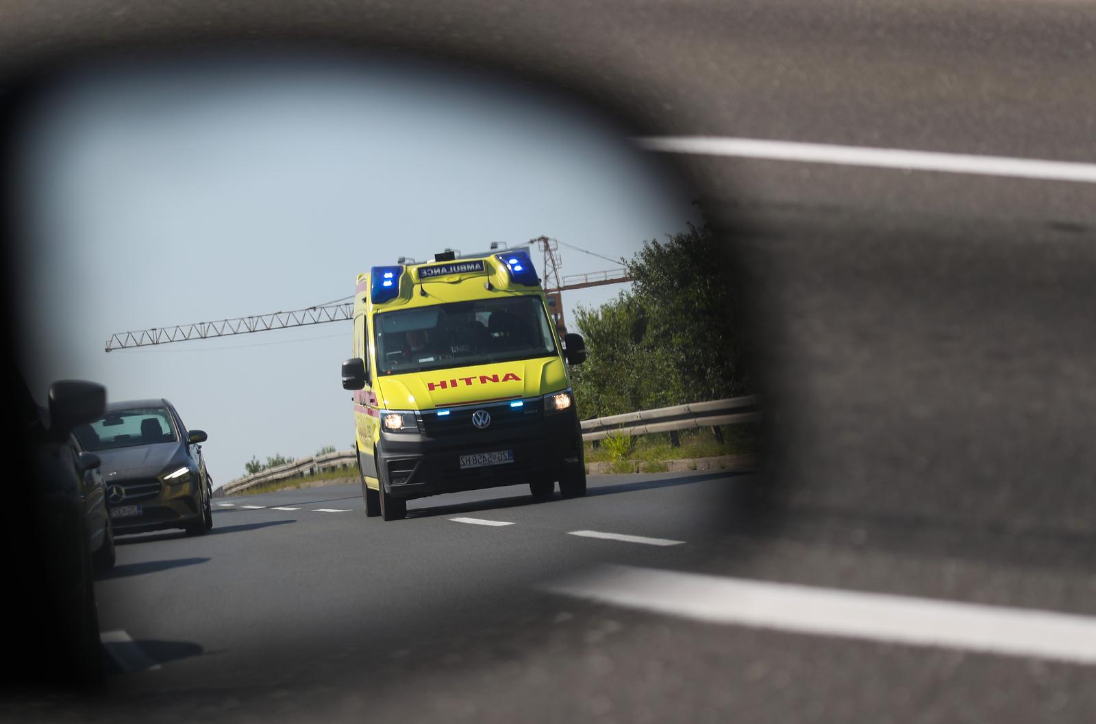 30.07.2021., Zagreb - Vozilo Hitne pomoci pod rotacijom hitno prolazi ulicom SR Njemacke a vozaci postuju prednost prolaska Hitne te se pomicu sa strane,Photo:Zeljko Lukunic /PIXSELL