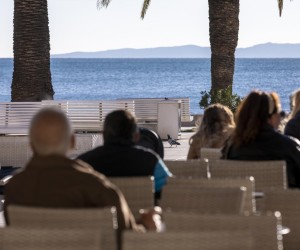 30.11.2020., Split - Bura je potrgala trake koje su postavili pripadnici Civilne zastite na stekate kafica, a to su Splicani brzo iskoristili za sjesti sa svojim 'kavama za van'.rPhoto: Miroslav Lelas/PIXSELL