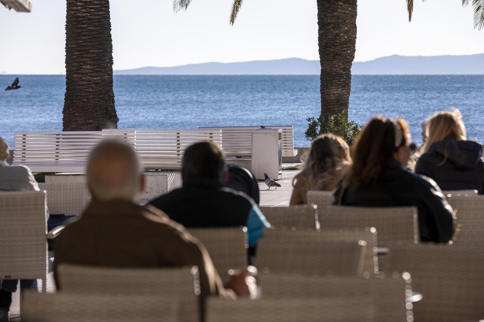 30.11.2020., Split - Bura je potrgala trake koje su postavili pripadnici Civilne zastite na stekate kafica, a to su Splicani brzo iskoristili za sjesti sa svojim 'kavama za van'.rPhoto: Miroslav Lelas/PIXSELL
