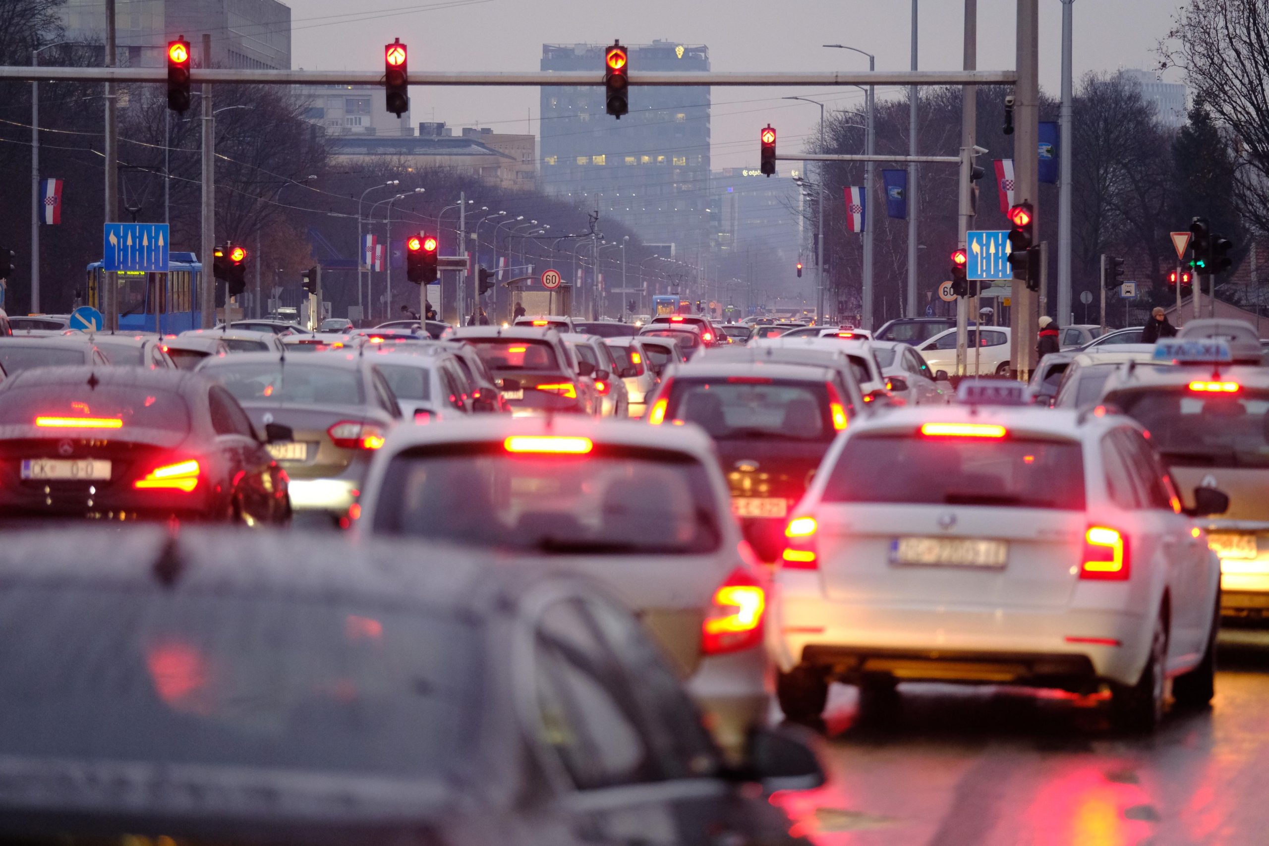 31.01.2022., Zagreb - Kisa u popodnevnim satima uzrokovala je guzvu na gradskim ulicama. U vrijeme kada je i obicno guzva kada ljudi idu kuci s posla, kisa je dodatno otezala prometovanje. Photo: Slaven Branislav Babic/PIXSELL