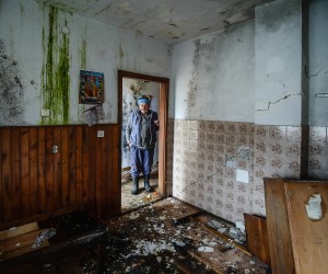 31.12.2021., Majske Poljane - Na Staru godinu sablasno prazne ulice, razrusene kuce uz tek pokojeg prolaznika ili kucnog ljubimca i jedno gradiliste gdje vrijedne ruke ni za Staru godinu ne odmaraju nego podizu iznova novu kucu na mjestu gdje je stara stradala od potresa. Photo: Sanjin Strukic/PIXSELL