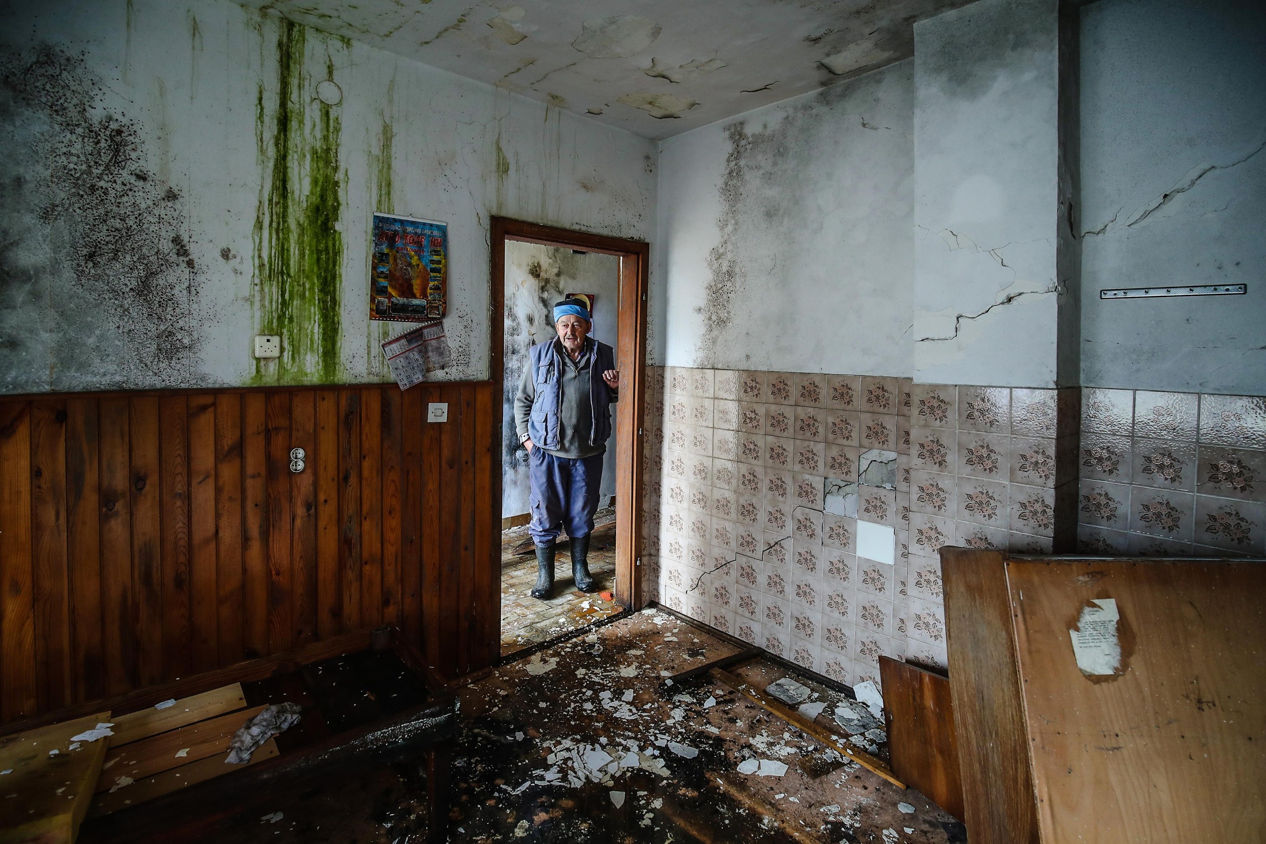 31.12.2021., Majske Poljane - Na Staru godinu sablasno prazne ulice, razrusene kuce uz tek pokojeg prolaznika ili kucnog ljubimca i jedno gradiliste gdje vrijedne ruke ni za Staru godinu ne odmaraju nego podizu iznova novu kucu na mjestu gdje je stara stradala od potresa. Photo: Sanjin Strukic/PIXSELL