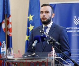 03.02.2022., Zagreb - Hotel International. Ministar rada, mirovinskog sustava, obitelji i socijalne politike Josip Aladrovic, ministar znanosti i obrazovanja Radovan Fuchs i ravnatelj Hrvatskog zavoda za zaposljavanje (HZZ) Ante Loncar, urucili su  20 ugovora u okviru Poziva "Nastavak unaprjedjenja usluga za djecu u sustavu ranog i predskolskog odgoja i obrazovanja“. Josip Aladrovic.
       Photo: Davor Puklavec/PIXSELL