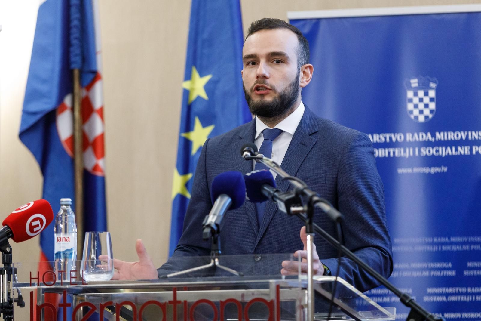 03.02.2022., Zagreb - Hotel International. Ministar rada, mirovinskog sustava, obitelji i socijalne politike Josip Aladrovic, ministar znanosti i obrazovanja Radovan Fuchs i ravnatelj Hrvatskog zavoda za zaposljavanje (HZZ) Ante Loncar, urucili su  20 ugovora u okviru Poziva "Nastavak unaprjedjenja usluga za djecu u sustavu ranog i predskolskog odgoja i obrazovanja“. Josip Aladrovic.
       Photo: Davor Puklavec/PIXSELL