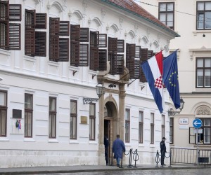 13.10.2020., Zagreb - Dan nakon pokusaja ubojstva policajca ispred Banskih dvora pristup Vladi i Saboru je jos uvijek blokiran i zatvoren za vozila i pjesake. Rubom Markova trga moze se voziti i hodati, ali za pristup drzavnim institucijama treba posebna dozvolarPhoto: Patrik Macek/PIXSELL