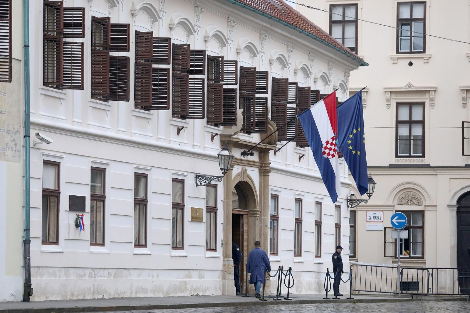 13.10.2020., Zagreb - Dan nakon pokusaja ubojstva policajca ispred Banskih dvora pristup Vladi i Saboru je jos uvijek blokiran i zatvoren za vozila i pjesake. Rubom Markova trga moze se voziti i hodati, ali za pristup drzavnim institucijama treba posebna dozvolarPhoto: Patrik Macek/PIXSELL