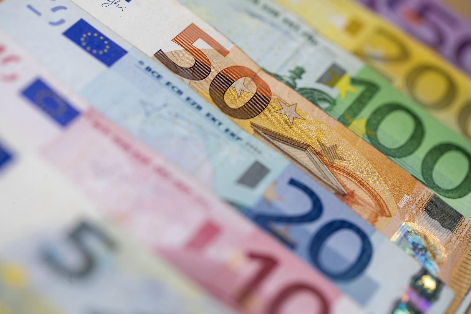 21.01.2022., Zagreb - Od 1. sijecnja 2023. godine, prema planu Vlade, platezno sredstvo u Hrvatskoj postat ce euro, a Hrvatska ce postati 20. clanica eurozone. Kuna ce time, nakon 28 godina koristenja, otici u povijest, dok ce hrvatski gradjani i sluzbeno postati korisnici eura. Ilustracija prelaska kune na euro. Photo: Igor Kralj/PIXSELL