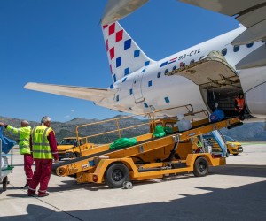 21.05.2021., Zracna luka Dubrovnik, Konavle - Danas je prvim letom na liniji Frankfurt -Dubrovnik nacionalni avioprijevoznik Croatia Airlines poceo izravno povezivati Dubrovnik s medjunarodnim destinacijama tijekom ovogodisnje turisticke sezone. Putnike su nakon slijetanja Airbusa A319 pod imenom 'Pula' docekali predstavnici poslovodstva Croatia Airlinesa, Zracne luke Dubrovnik i Turisticke zajednice Grada Dubrovnika.rPhoto: Grgo Jelavic/PIXSELL
