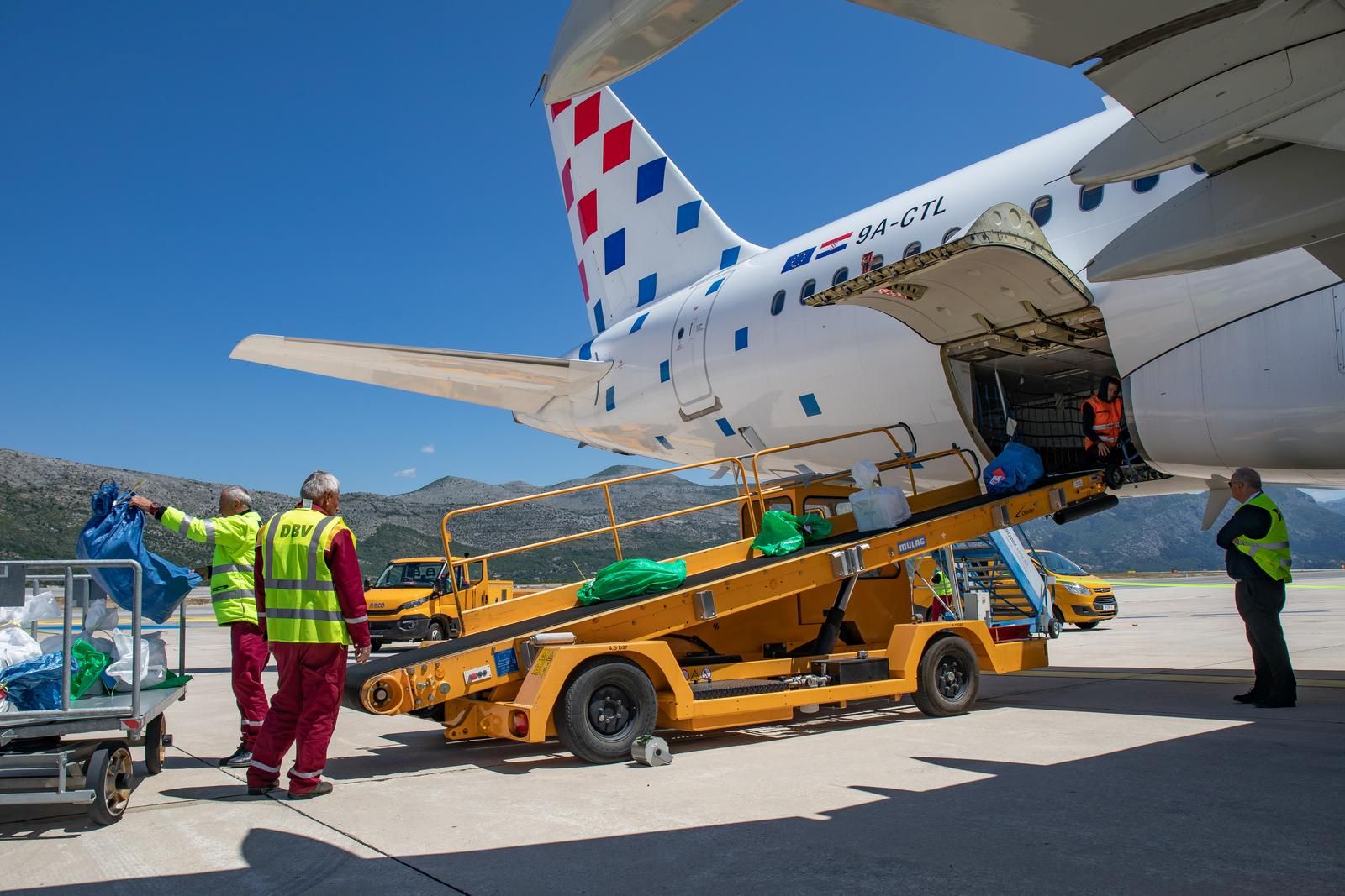 21.05.2021., Zracna luka Dubrovnik, Konavle - Danas je prvim letom na liniji Frankfurt -Dubrovnik nacionalni avioprijevoznik Croatia Airlines poceo izravno povezivati Dubrovnik s medjunarodnim destinacijama tijekom ovogodisnje turisticke sezone. Putnike su nakon slijetanja Airbusa A319 pod imenom 'Pula' docekali predstavnici poslovodstva Croatia Airlinesa, Zracne luke Dubrovnik i Turisticke zajednice Grada Dubrovnika.rPhoto: Grgo Jelavic/PIXSELL