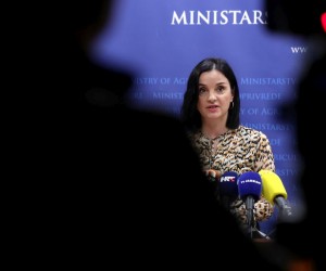 18.01.2022., Zagreb - Ministrici poljoprivrede Mariji Vuckovic urucen je certifikat medjunarodne norme ISO 9001:2015, kojim je u procese i postupke u provedbi EU fondova u ribarstvu implementiran sustav upravljanja kvalitetom prema zahtjevima medjunarodne norme ISO 9001:2015, a kojim ce se osigurati povecanje poslovne ucinkovitosti te stalno poboljsanje kvalitete sustava upravljanja i kontrole provedbe Operativnog programa za pomorstvo i ribarstvo te Programa za ribarstvo i akvakulturu RH koje provodi Uprava ribarstva pri Ministarstvu poljoprivrede. Photo: Igor Kralj/PIXSELL
