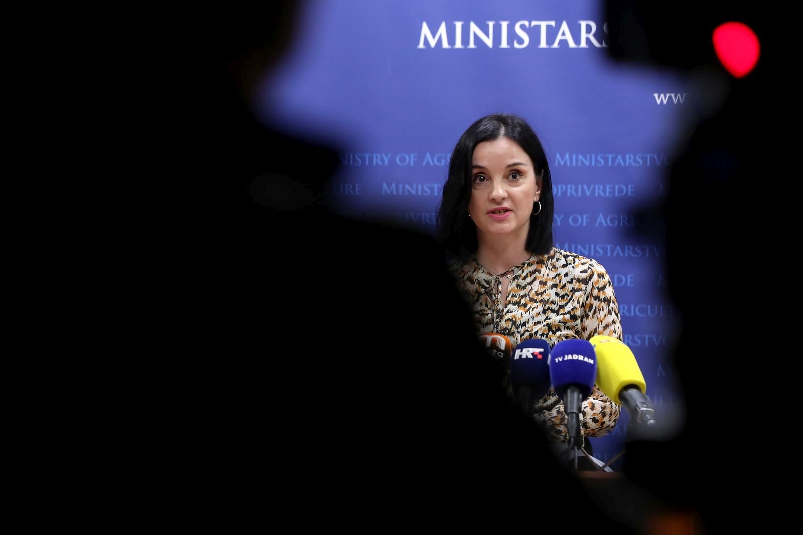 18.01.2022., Zagreb - Ministrici poljoprivrede Mariji Vuckovic urucen je certifikat medjunarodne norme ISO 9001:2015, kojim je u procese i postupke u provedbi EU fondova u ribarstvu implementiran sustav upravljanja kvalitetom prema zahtjevima medjunarodne norme ISO 9001:2015, a kojim ce se osigurati povecanje poslovne ucinkovitosti te stalno poboljsanje kvalitete sustava upravljanja i kontrole provedbe Operativnog programa za pomorstvo i ribarstvo te Programa za ribarstvo i akvakulturu RH koje provodi Uprava ribarstva pri Ministarstvu poljoprivrede. Photo: Igor Kralj/PIXSELL