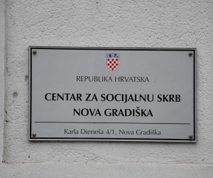 06.04.2021., Nova Gradiska - Konferencija za medije  ispred Centra za socijalni rad u Novoj Gradiski. Tatjana Katkic Stanic ravnateljica Zavoda za socijalni rad u Ministarstvu rada, mirovinskoga sustava, obitelji i socijalne politike i Marija Jugovic v.d. ravnateljica Centra za socijalni rad Nova Gradiska dale su izjave za medije "nPhoto: Ivica Galovic/ PIXSELL