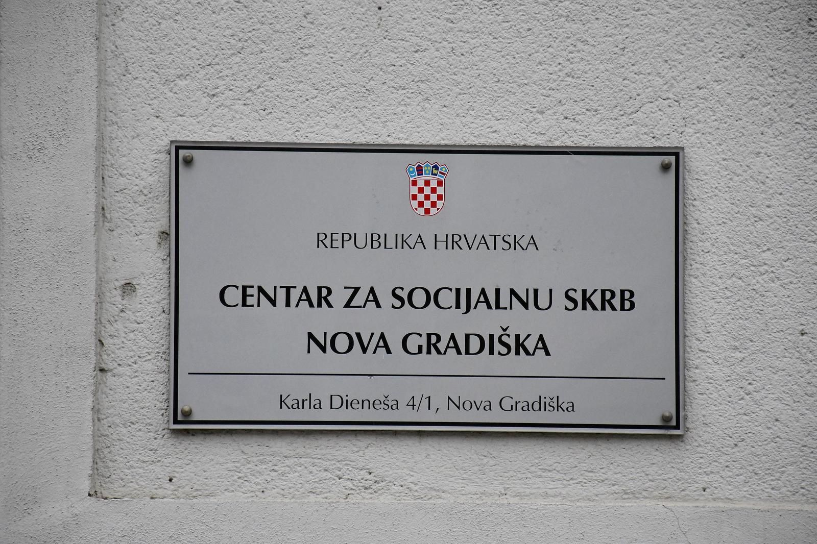 06.04.2021., Nova Gradiska - Konferencija za medije  ispred Centra za socijalni rad u Novoj Gradiski. Tatjana Katkic Stanic ravnateljica Zavoda za socijalni rad u Ministarstvu rada, mirovinskoga sustava, obitelji i socijalne politike i Marija Jugovic v.d. ravnateljica Centra za socijalni rad Nova Gradiska dale su izjave za medije "nPhoto: Ivica Galovic/ PIXSELL