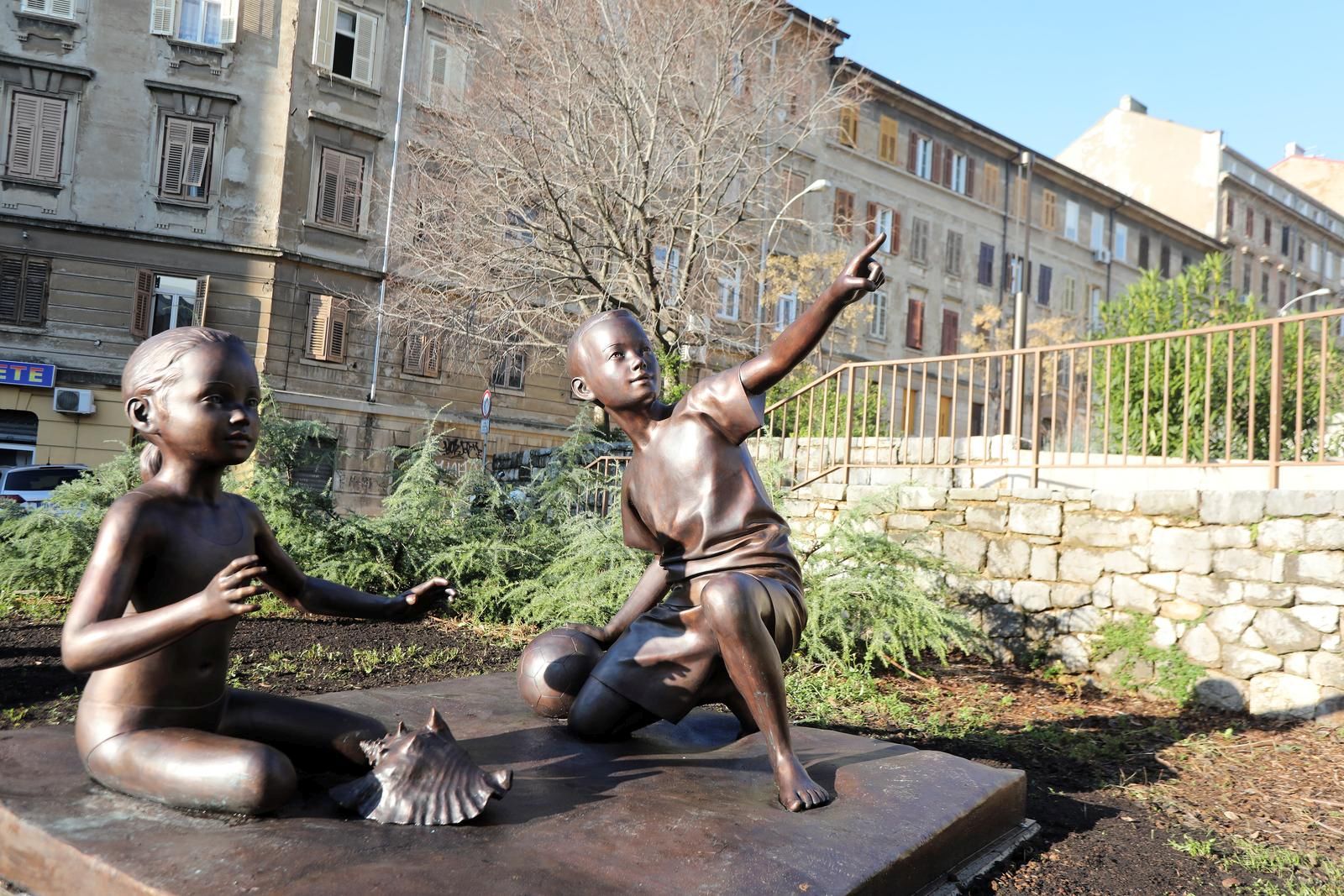 29.12.2021., Rijeka - U parku Pomerio odrzano je otkrivanje skulpture Buducnost koju je Rijeci poklonio prijateljski grad Dalian iz Kine. Skulptura predstavlja djecaka iz Daliana i djevojcicu iz Rijeke koji na plazi gledaju u daljinu. Skulptura je izradjena od kositra i bronce i tezi oko 560 kg. Skulpturu su otkrila djeca djecjeg vrtica Vidrice i zamjenica gradonacelnika Sandra Krpan.
   Photo: Goran Kovacic/PIXSELL