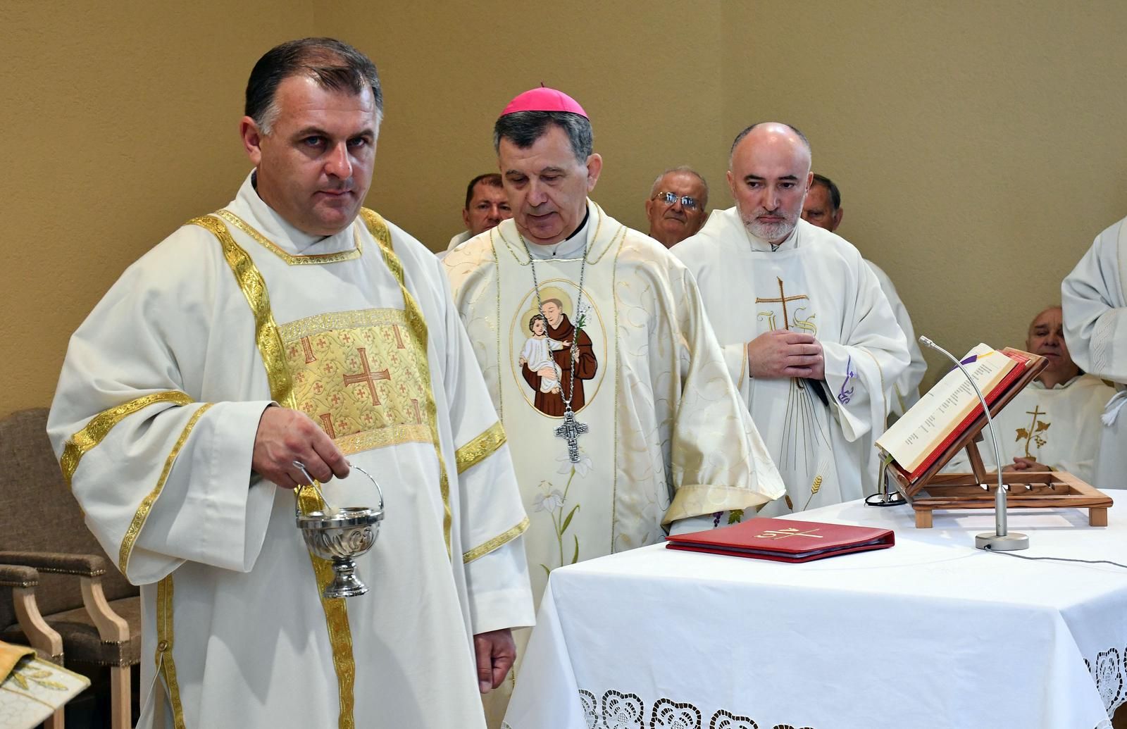 30.10.2021. Sijekovac/Gornja Mocila(BiH) -  Proslava 40 godina postojanja zupe svetog Ante Padovanskog u Gornjim Mocilima. Svacanu svetu misu predvodio je mons. Tomo Vuksic, koji je  i blagoslovio nove postaje kriznog puta. Photo: Ivica Galovic/PIXSELL