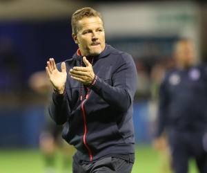 Barrow v Scunthorpe United - EFL Cup Barrow manager Mark Cooper applauds the fans after the Carabao Cup match between Barrow and Scunthorpe United at the Holker Street, Barrow-in-Furness, England on 10th August 2021. Barrow-in-Furness England United Kingdom fletcher-barrowvs210810_npbmG PUBLICATIONxNOTxINxFRA Copyright: xMIxNewsx