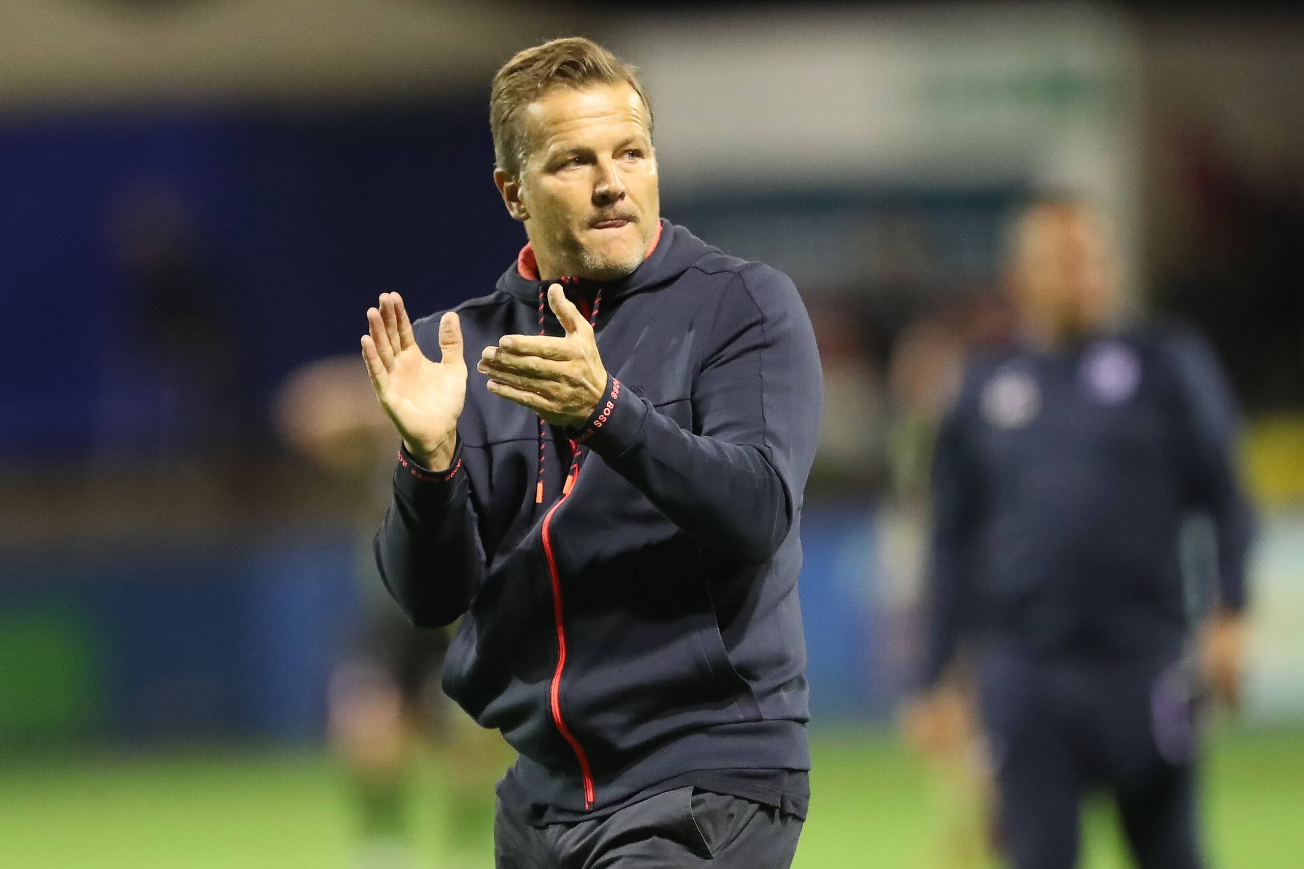 Barrow v Scunthorpe United - EFL Cup Barrow manager Mark Cooper applauds the fans after the Carabao Cup match between Barrow and Scunthorpe United at the Holker Street, Barrow-in-Furness, England on 10th August 2021. Barrow-in-Furness England United Kingdom fletcher-barrowvs210810_npbmG PUBLICATIONxNOTxINxFRA Copyright: xMIxNewsx
