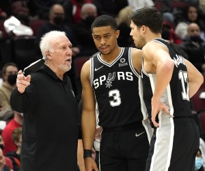 San Antonio Spurs head coach Gregg Popovich, left, talks with forward Keldon Johnson (3) and Doug McDermott during the first half of an NBA basketball game against the Chicago Bulls, Monday, Feb. 14, 2022, in Chicago. (AP Photo/Charles Rex Arbogast)