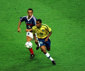 Der Brasilianer Denilson am Ball gegen Frankreichs Youri Djorkaeff li.