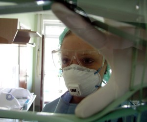 Zagreb, 05.03.2012 - Arhivska fotografija od 17.3.2003. godine prikazuje djelatnicu klinike za infektivne bolesti "Dr. Fran Mihaljeviæ" u bolesnièkoj sobi u kojoj je predviðen smjetaj oboljelih od atipiène upale pluæa. Ovogodinja sezona gripe dosee svoj vrhunac jer je posljednja dva tjedna registrirano 4500 oboljelih, iako je gripa stigla u Hrvatsku prije mjesec i pol dana, doznaje se u Slubi za epidemiologiju Hrvatskog zavoda za javno zdravstvo (HZJZ). 
foto FaH/ Dario GRZELJ/ ik