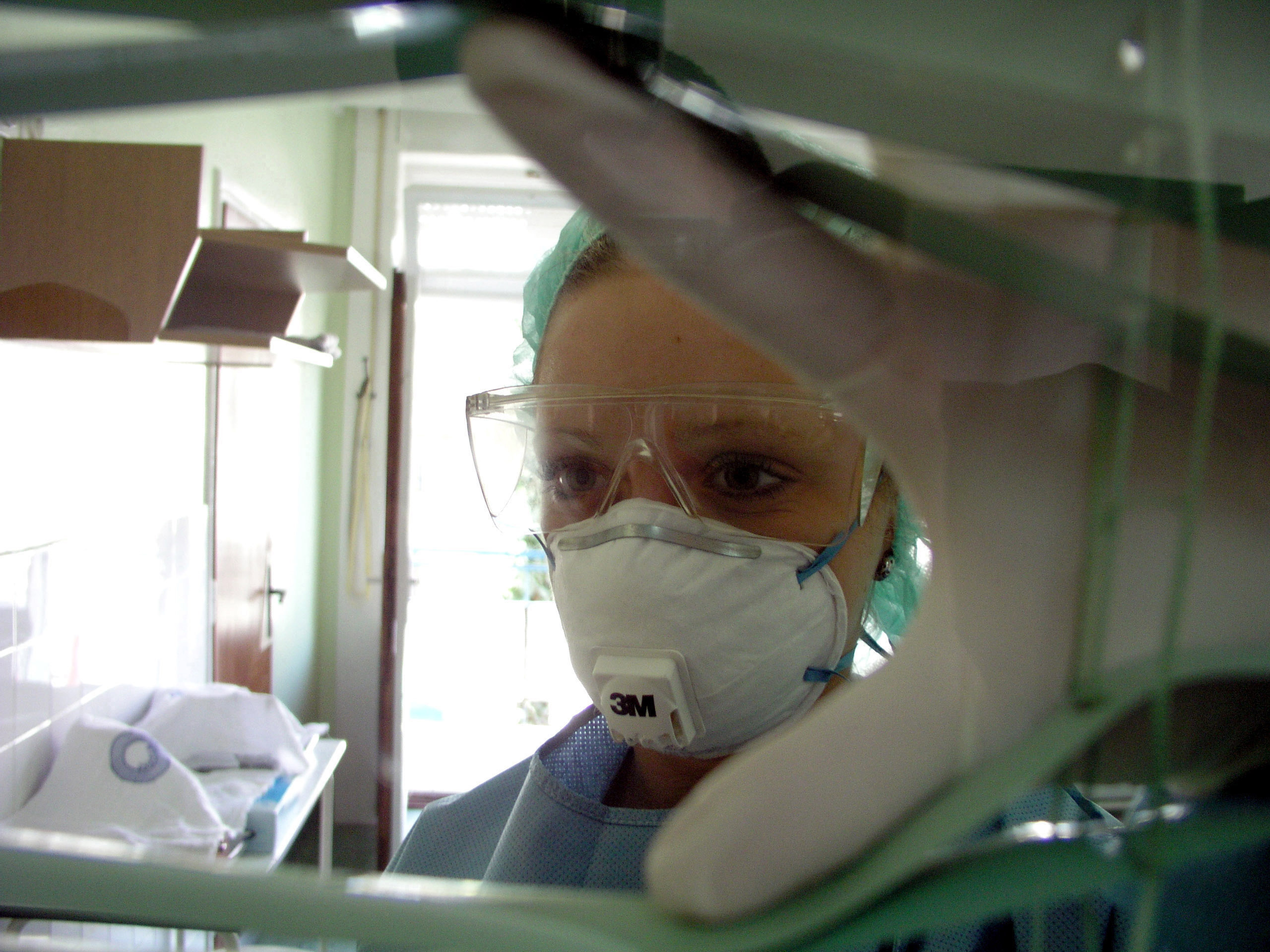 Zagreb, 05.03.2012 - Arhivska fotografija od 17.3.2003. godine prikazuje djelatnicu klinike za infektivne bolesti "Dr. Fran Mihaljeviæ" u bolesnièkoj sobi u kojoj je predviðen smjetaj oboljelih od atipiène upale pluæa. Ovogodinja sezona gripe dosee svoj vrhunac jer je posljednja dva tjedna registrirano 4500 oboljelih, iako je gripa stigla u Hrvatsku prije mjesec i pol dana, doznaje se u Slubi za epidemiologiju Hrvatskog zavoda za javno zdravstvo (HZJZ). 
foto FaH/ Dario GRZELJ/ ik