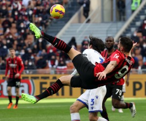 epa09752820 AC Milan's Olivier Giroud takes a shot during the Italian Serie A soccer match between AC Milan and Sampdoria at Giuseppe Meazza stadium in Milan, Italy, 13 February 2022.  EPA/MATTEO BAZZI