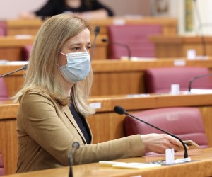 Zagreb, 18.02.2022. - Nastavak 10. sjednice Hrvatskog sabora.
Na fotografiji Mirela Ahmetović.
foto HINA/ Edvard ŠUŠAK/ es