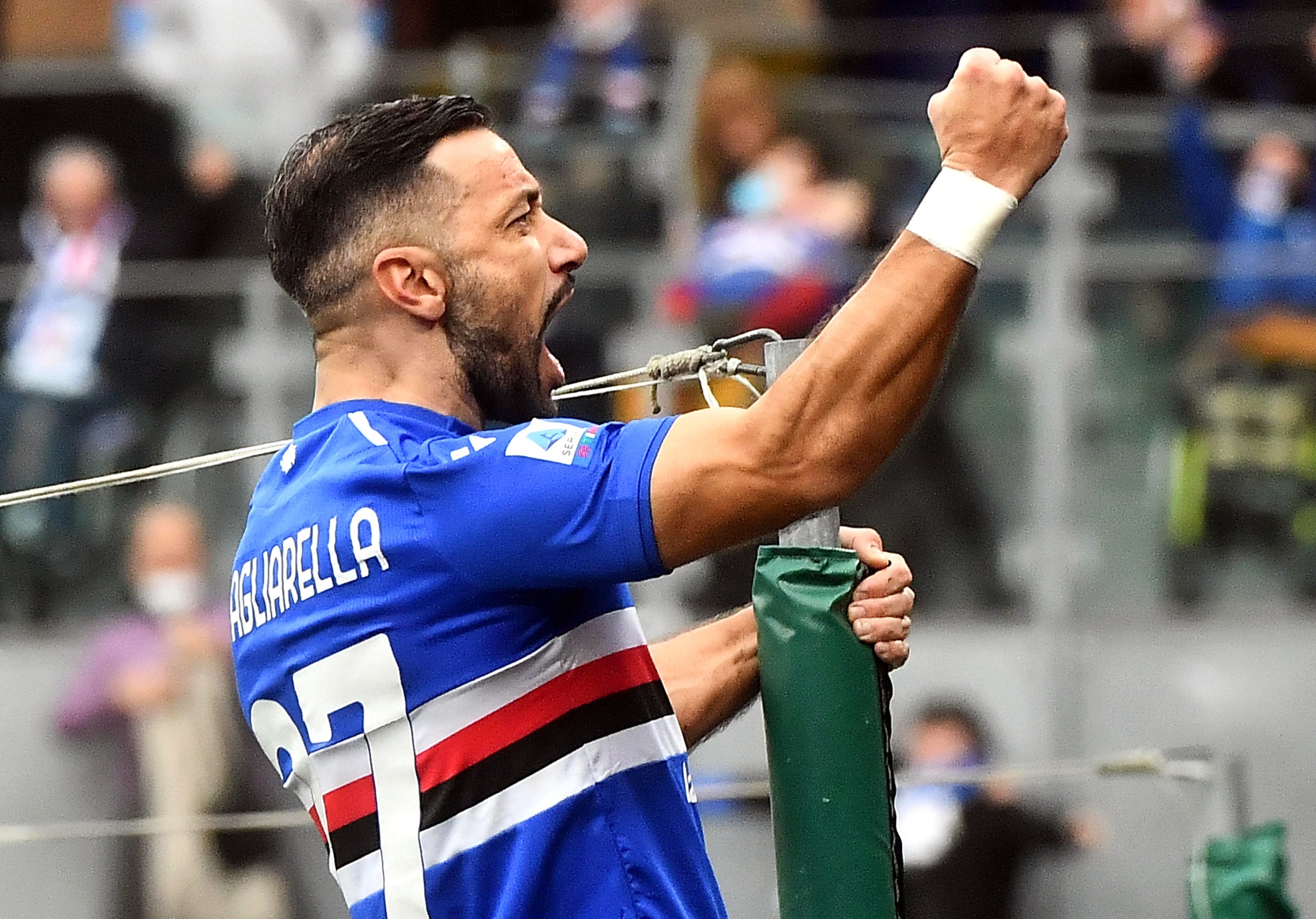 epa09772004 Sampdoria's Fabio Quagliarella celebrates after scoring the 2-0 lead during the Italian Serie A soccer match between UC Sampdoria and Empoli FC in Genoa, Italy, 19 February 2022.  EPA/LUCA ZENNARO