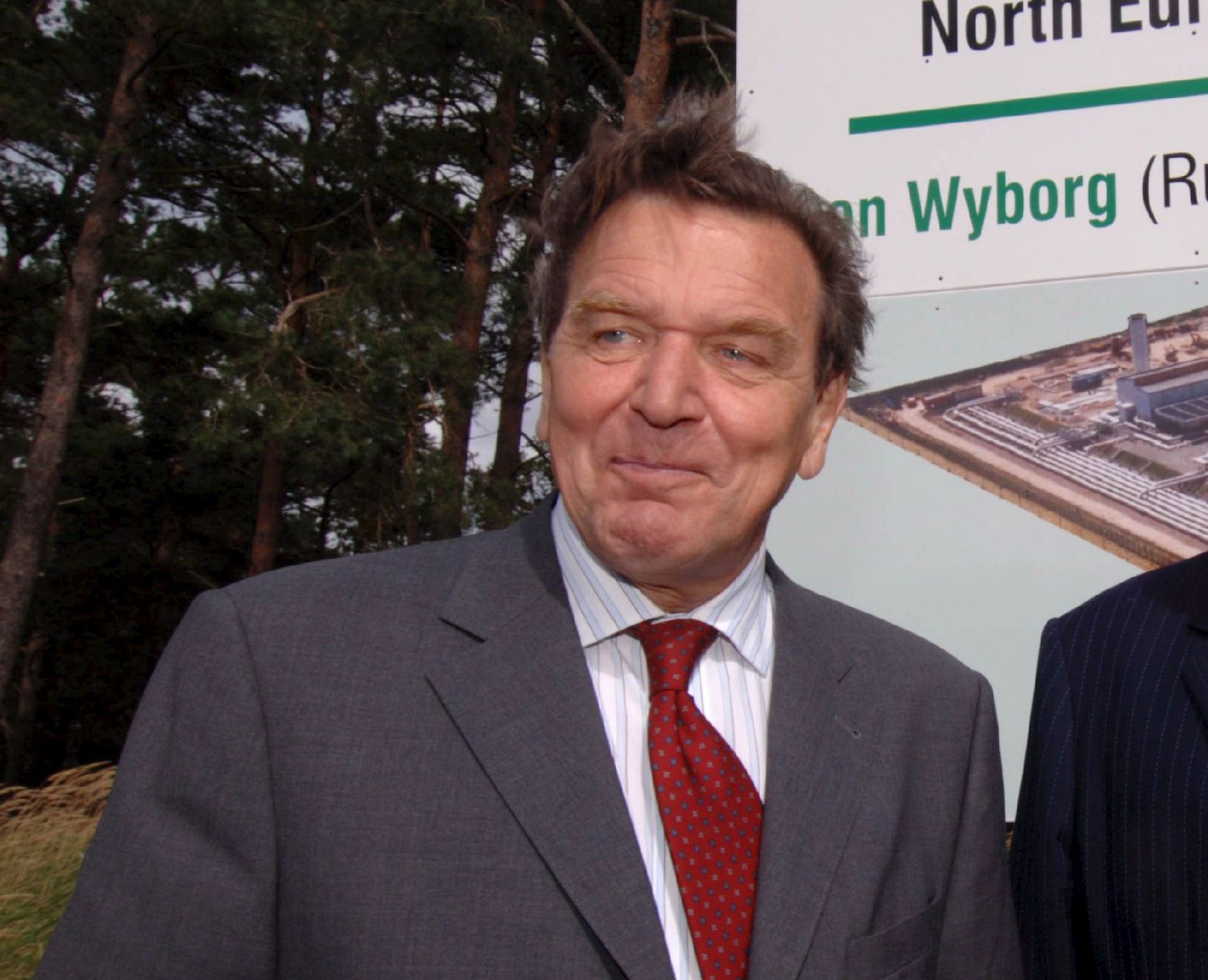 epa09781137 (FILE) - The CEO of the NEGP company and former German Chancellor Gerhard Schroeder (L) and NEGP operative director Matthias Warnig (R) visit Lubmin, near Greifswald, Germany, Monday, 4 September 2006 (re-issued on 24 February 2022). German 2.Bundesliga soccer team FC Schalke 04 announced that 'appointed board member Matthias Warnig informed FC Schalke 04’s supervisory board on 24 February 2022 that he is to step down from his position with immediate effect. The 66-year-old has been part of the board as a representative of main sponsor GAZPROM since July 2019'.  EPA/Stefan Sauer  GERMANY OUT