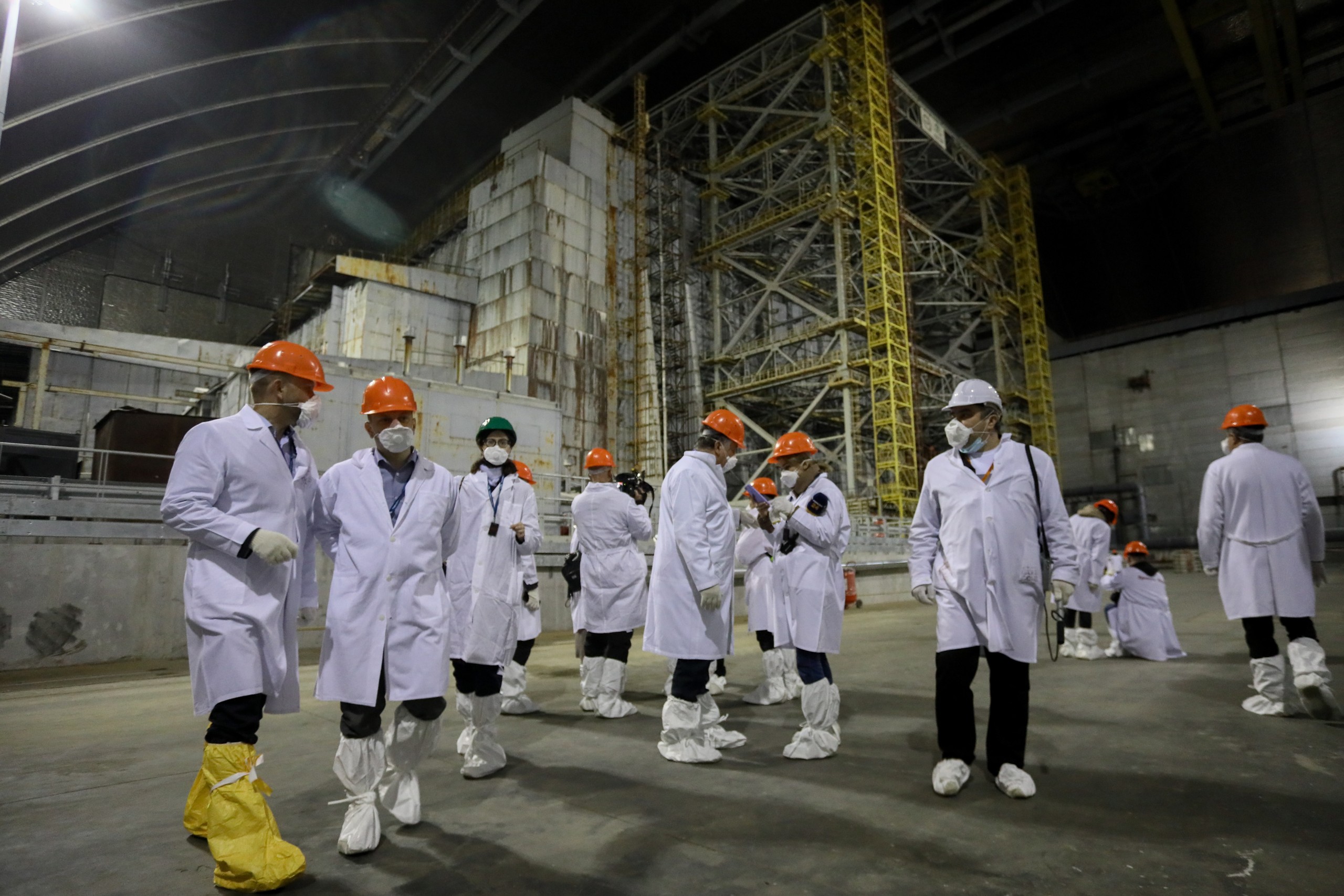 epa09781711 (FILE) - Visitors and journalists stand inside the new Safe Confinement covering the 4th block of Chernobyl Nuclear power plant in Chernobyl, Ukraine, 15 April 2021 (Reissued 24 February 2022). Ukrainian President Volodymyr Zelenskyy tweeted on 24 February that Russian forces are attempting to seize control of the Chernobyl nuclear power plant.  EPA/OLEG PETRASYUK *** Local Caption *** 56828889