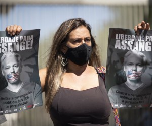 epa09784411 People protest in front of the US Embassy calling for the freedom of Wikileaks founder Julian Assange, in Brasilia, Brazil, 25 February 2022. The protest forms part of the International Day of Mobilization for the Freedom of Assange and will take place in six Brazilian cities.  EPA/Joedson Alves