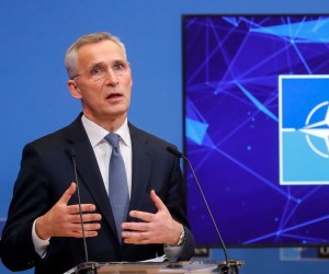 epa09784900 NATO Secretary General Jens Stoltenberg gives a press conference at the end of an Extraordinary virtual summit of NATO Heads of State and Government on the security situation in and around Ukraine at the NATO headquarters in Brussels, Belgium, 25 February 2022.  EPA/STEPHANIE LECOCQ