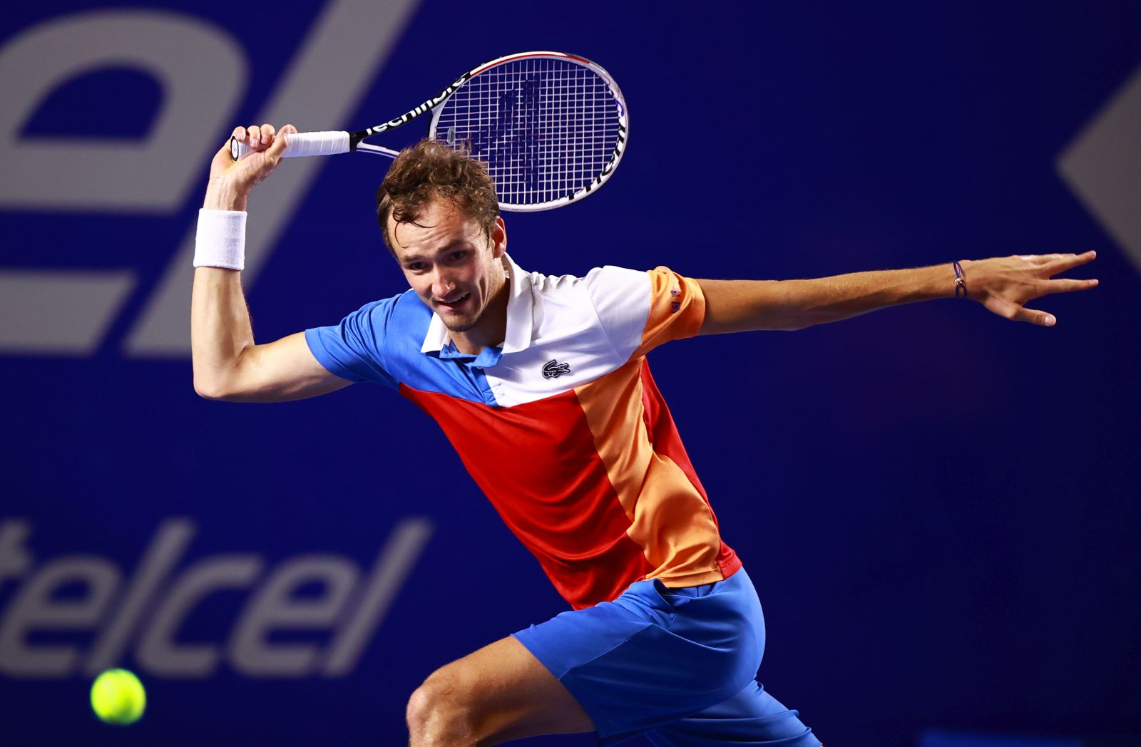 epa09785853 Daniil Medvedev of Russia in action against Rafael Nadal of Spain at a Mexican Tennis Tournament semifinal match in Acapulco, Mexico, 25 February 2022.  EPA/David Guzman