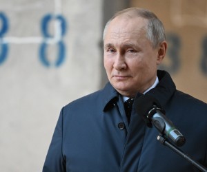 epa09789501 Russian President Vladimir Putin visits the construction site of the National Space Agency on the premises of the Khrunichev State Research and Production Space Centre, in Moscow, Russia, 27 February 2022.  EPA/SERGEI GUNEYEV/SPUTNIK/KREMLIN POOL / POOL