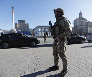 epa09791603 A Ukrainian soldier stands at Maidan Nezalezhnost (Independence Square) in Kiev (Kyiv), Ukraine, 28 February 2022. Russian troops entered Ukraine on 24 February prompting the country's president to declare martial law and triggering a series of severe economic sanctions imposed by Western countries on Russia.  EPA/ZURAB KURTSIKIDZE