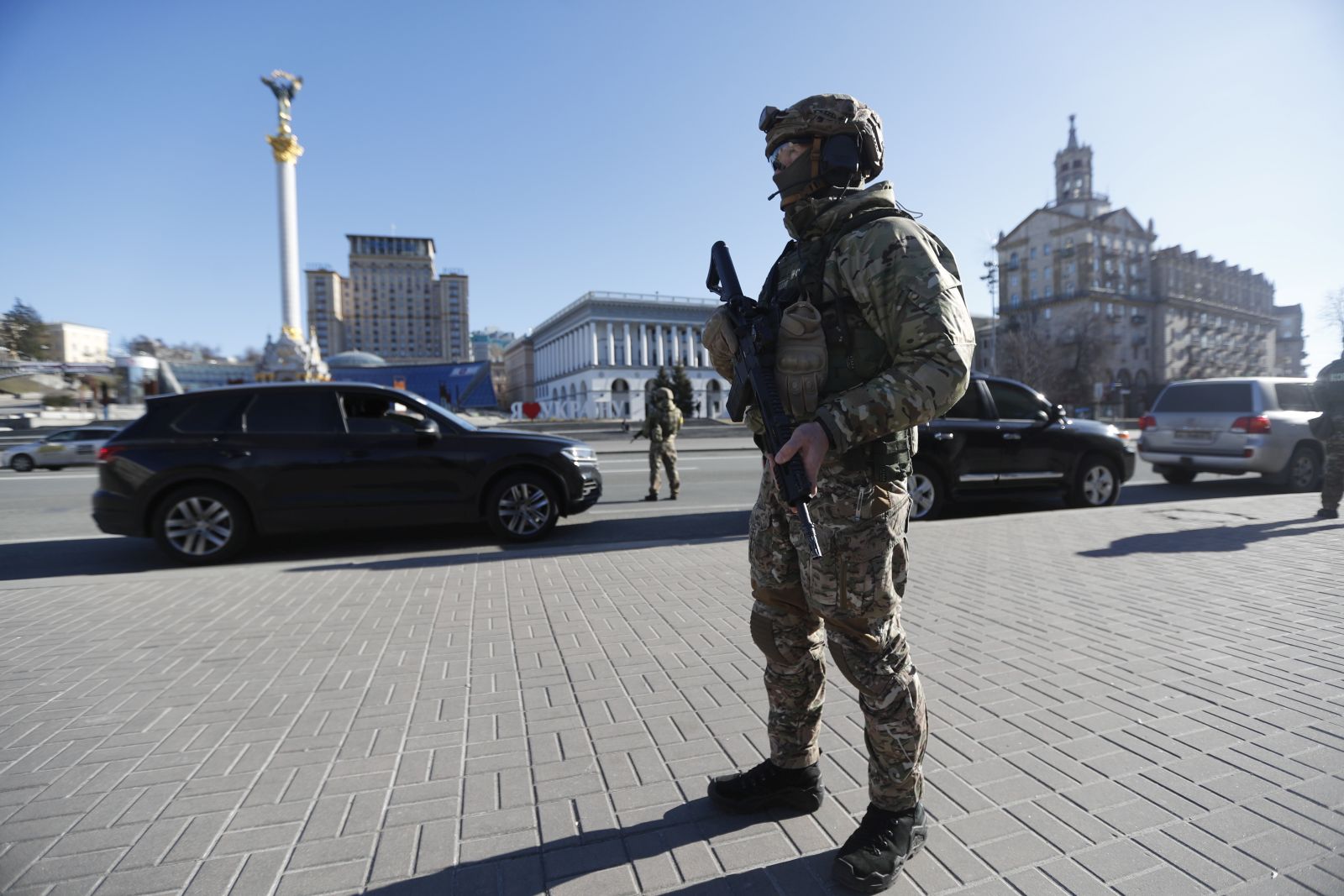 epa09791603 A Ukrainian soldier stands at Maidan Nezalezhnost (Independence Square) in Kiev (Kyiv), Ukraine, 28 February 2022. Russian troops entered Ukraine on 24 February prompting the country's president to declare martial law and triggering a series of severe economic sanctions imposed by Western countries on Russia.  EPA/ZURAB KURTSIKIDZE