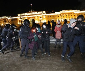 epa09792526 Russian policemen detain protestors during a rally against entry of Russian troops into Ukraine in St. Petersburg, Russia, 28 February 2022. Russian troops entered Ukraine on 24 February prompting the country's president to declare martial law and triggering a series of announcements by Western countries to impose severe economic sanctions on Russia.  EPA/ANATOLY MALTSEV