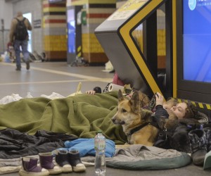 epaselect epa09792539 Ukrainians take refuge at the city metro station as shelter from shelling in Kiev, Ukraine, 28 February 2022. Russian troops entered Ukraine on 24 February  triggering international crisis.  EPA/ANDRII NESTERENKO