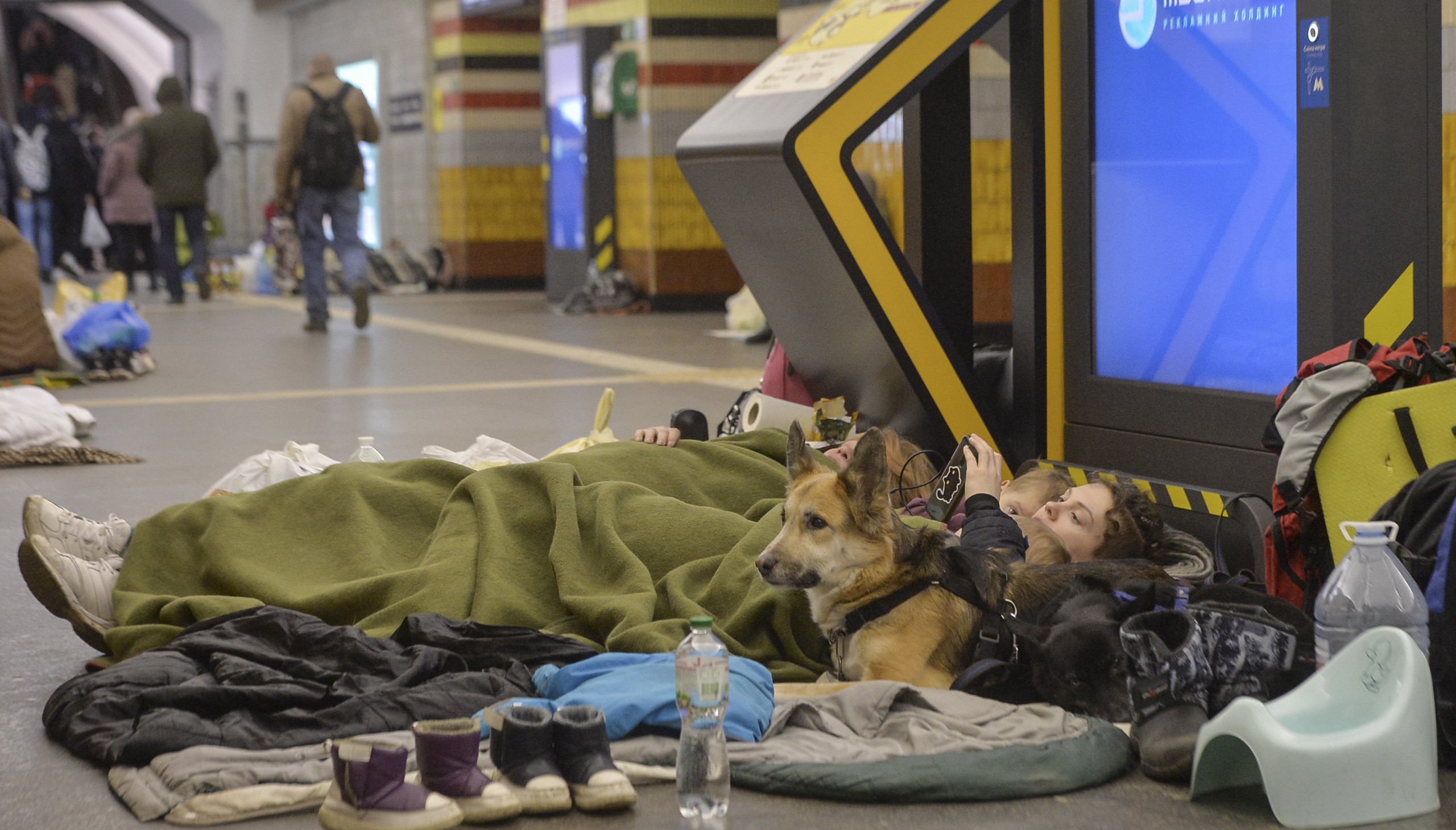 epaselect epa09792539 Ukrainians take refuge at the city metro station as shelter from shelling in Kiev, Ukraine, 28 February 2022. Russian troops entered Ukraine on 24 February  triggering international crisis.  EPA/ANDRII NESTERENKO