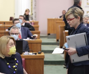 Zagreb, 02.03.2022. - Nastavak 10. sjednice Hrvatskog sabora gdje je premijer Plenković podnio izvješće o stanju u Ukrajini.
Na fotografiji Ivana Posavec Krivec, Sandra Benčić.
foto HINA/ Edvard ŠUŠAK/ es