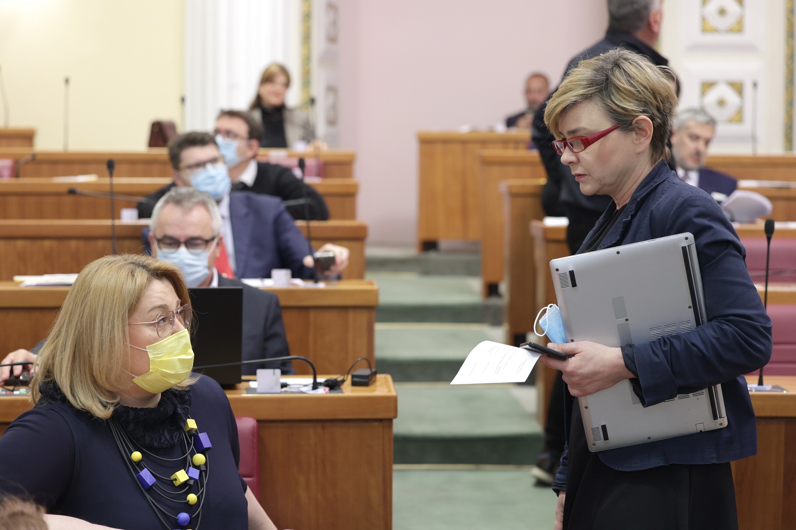 Zagreb, 02.03.2022. - Nastavak 10. sjednice Hrvatskog sabora gdje je premijer Plenković podnio izvješće o stanju u Ukrajini.
Na fotografiji Ivana Posavec Krivec, Sandra Benčić.
foto HINA/ Edvard ŠUŠAK/ es